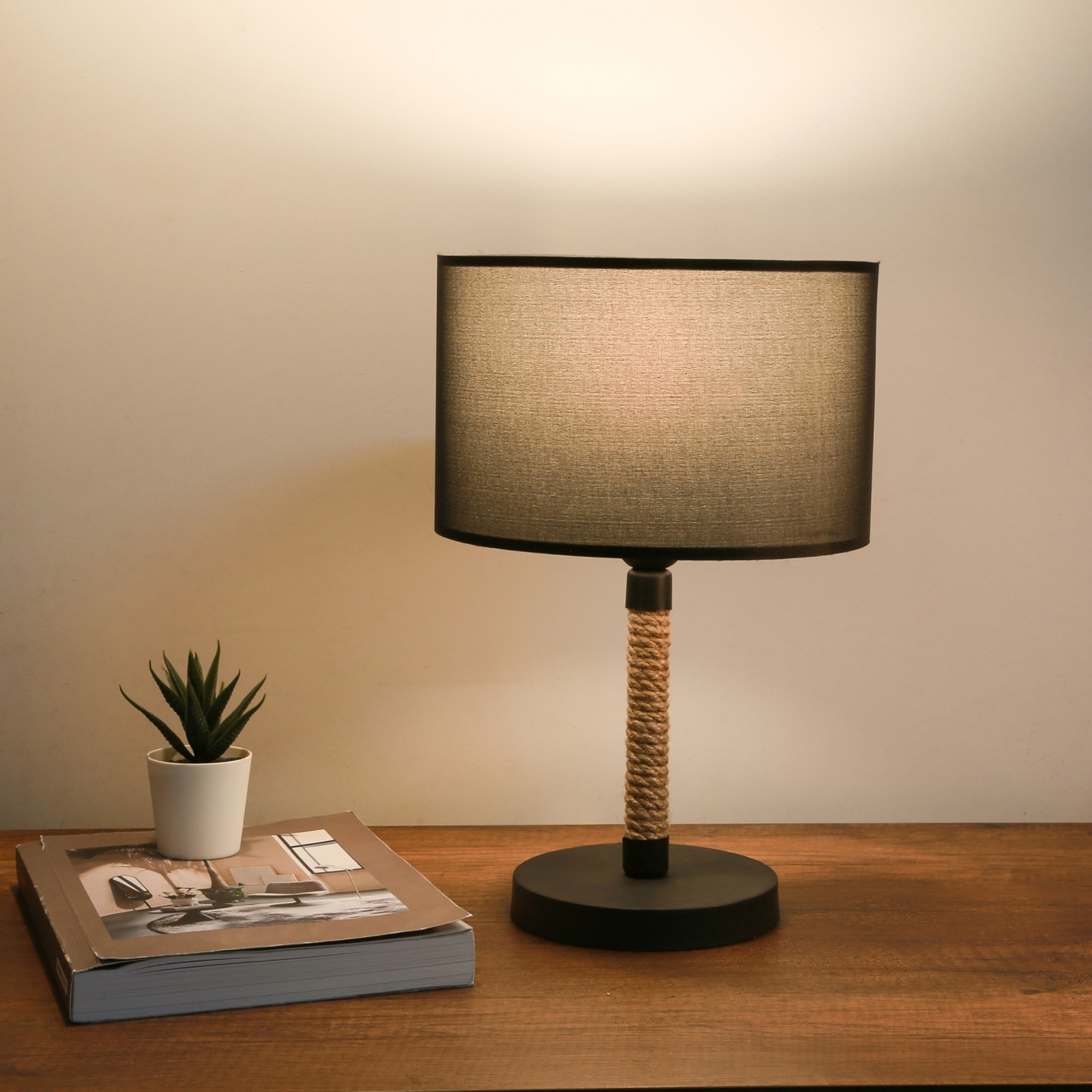 Lampada da Comodino 'Rayleigh' Lampada da Tavolo con Paralume Circolare in Tessuto e Stelo in Metallo con Corda di Iuta