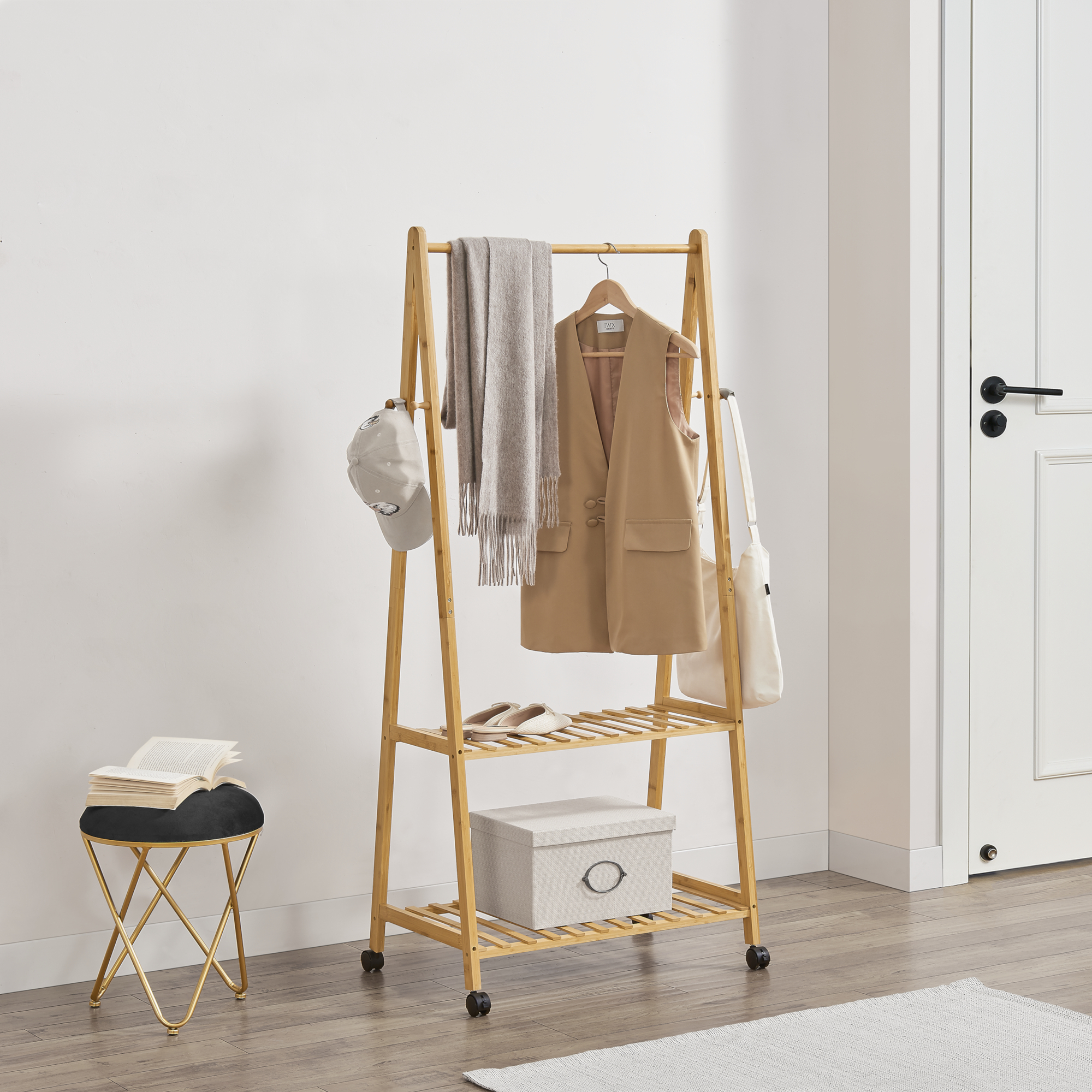 Image of Stand Appendiabiti &#39;Öckerö&#39; in Bambù su 4 Rotelle con 2 Ripiani 4 Ganci e Barra Porta Abiti [en.casa]