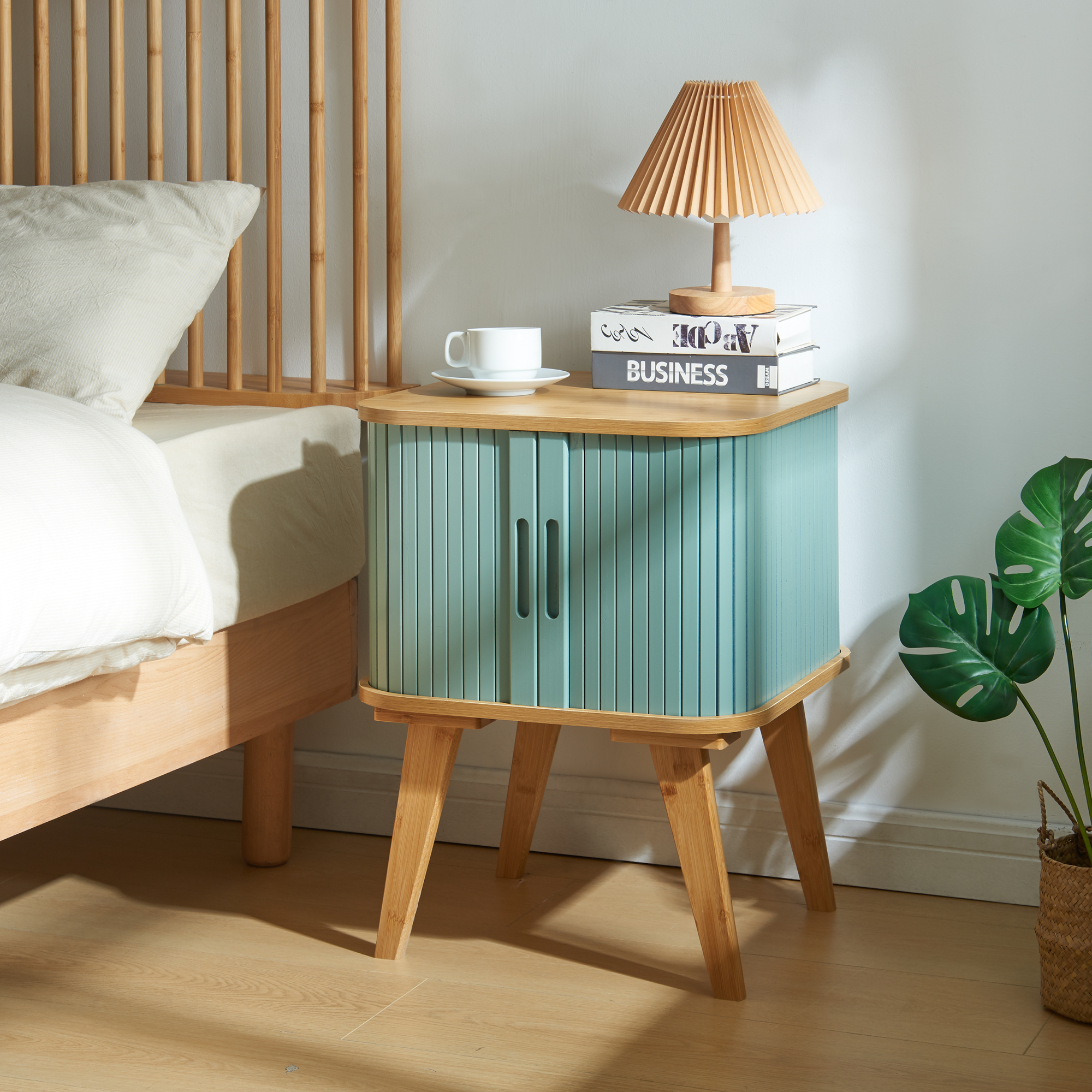 Comodino Tysvær in Bambù con 2 Ante Scorrevoli - Naturale / Azzurro [en.casa]