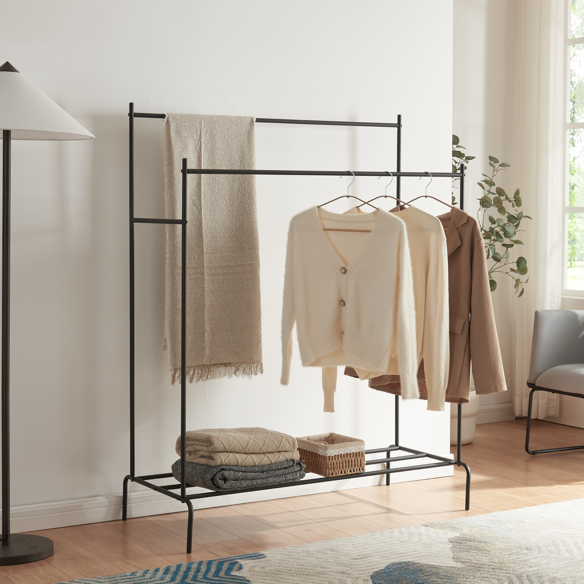 Stand Appendiabiti in Metallo 'Bramming' Porta Abiti con 2 Barre e Ripiano - Nero [en.casa]