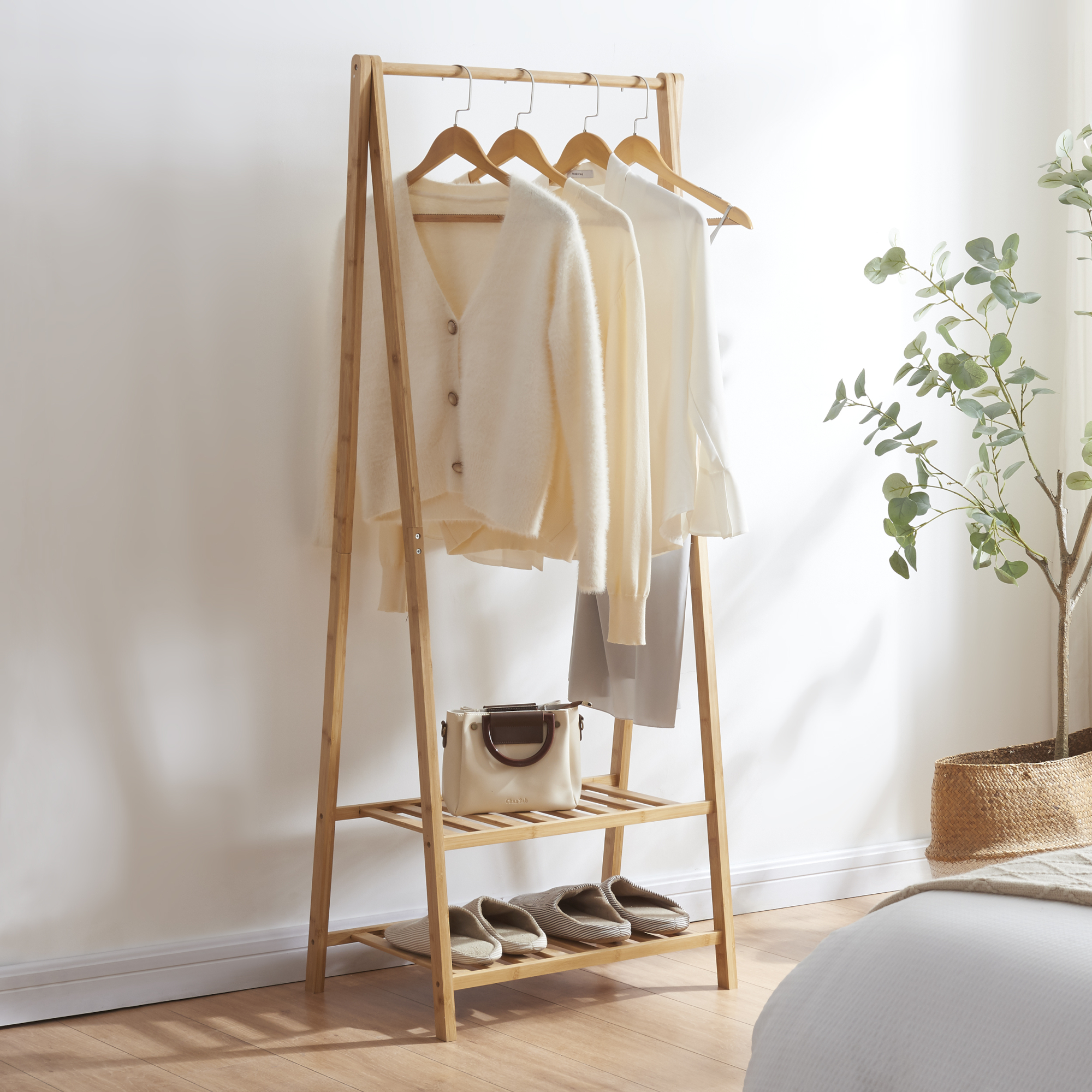 Image of Stand Appendiabiti &#39;Öckerö&#39; in Bambù con 2 Ripiani e Barra Porta Abiti [en.casa]
