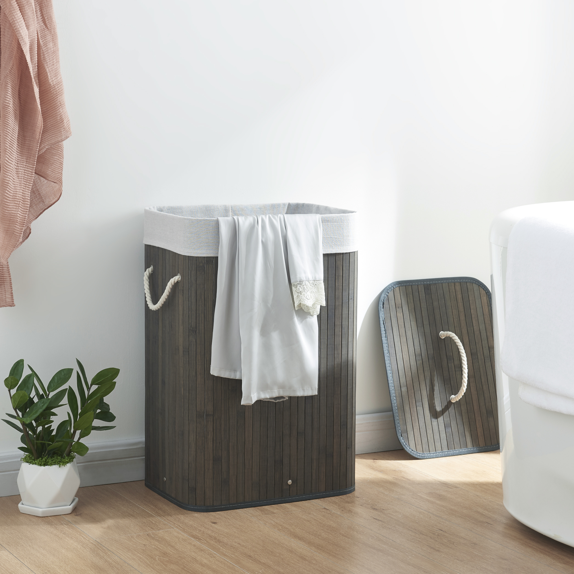 Cesto Portabiancheria Salla con Coperchio e Sacco Rimovibile 72 L Bambù - Blu scuro / Grigio [en.casa]